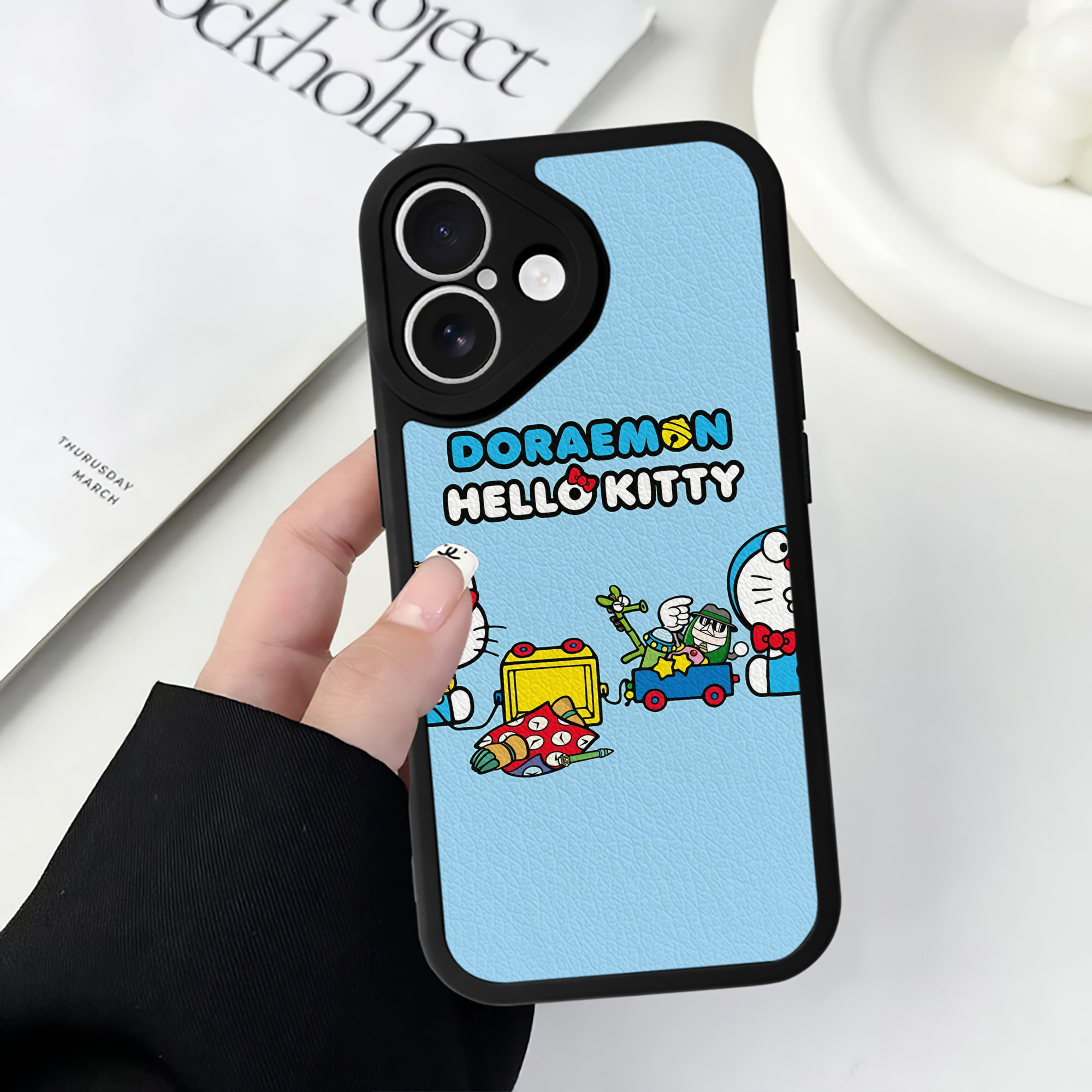 （画像用） ドラえもん Doraemon 【iPhone 16シリーズ対応】シリコンスマホケース（レザー調） 材質：シリコン